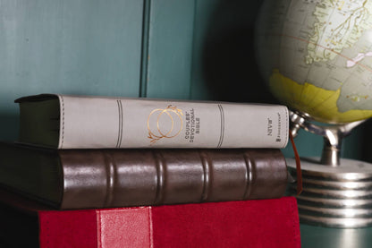 NIV Couples' Devotional Bible Leathersoft