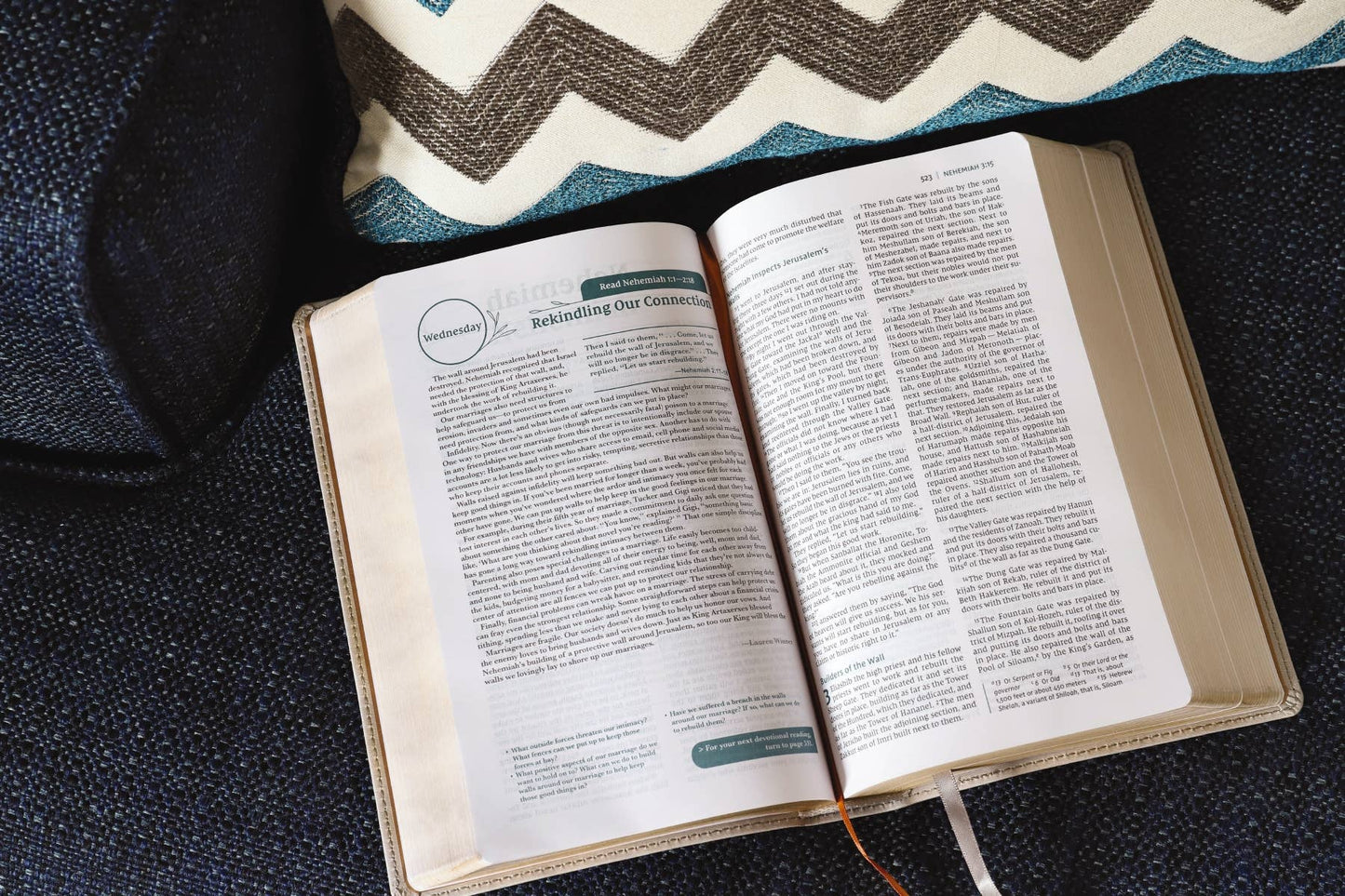 NIV Couples' Devotional Bible Leathersoft